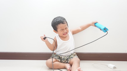 Asian boys cry because of the danger of plugs. Please be careful to keep the plug out of the reach...
