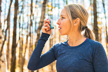 A Fitness running woman in winter season asthma suffer - obrazy, fototapety, plakaty
