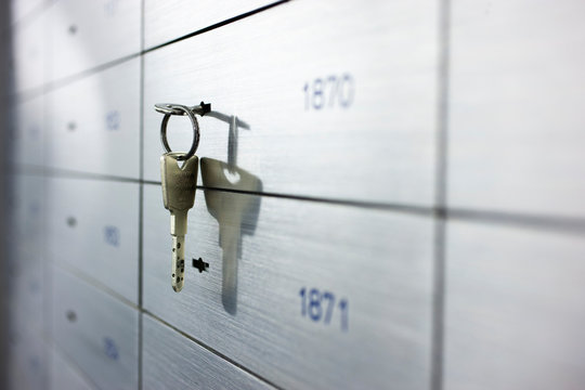 Schliessfächer mit Schlüssel in einem Tresorraum einer Bank
