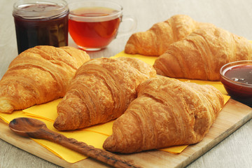 Croissants with marmalade and tea	