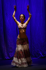 Obraz na płótnie Canvas Bautiful girl dancing ethnic dance on stage.