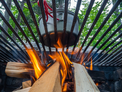 Kochen auf offenen Feuer draußen mit Kochtopf