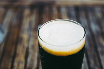 Verre de bière brune artisanale fraiche