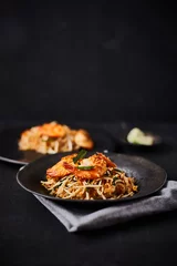 Cercles muraux Manger Padthai noodles with shrimps and vegetables.