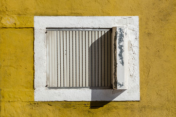 Obraz na płótnie Canvas old window on the yellow wall