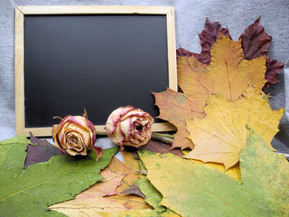 herbstimpressionen mit Tafel zum Beschriften mit Textfreiraum