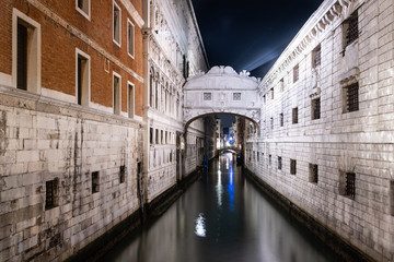 Naklejka premium Ponte dei Sospiri by night (Ponte dei Sospiri) and the Rio de Palazzo or de Canonica Canal by Riva degli Schiavoni in Venice, Italy. The Ponte de la Canonica is visible in the background.
