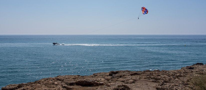 Parasailing mit Motorboot &uuml;ber Meer