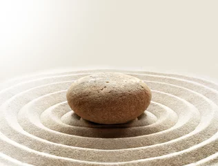 Gartenposter Zen-Garten-Meditationssteinhintergrund mit Steinen und Linien im Sand für Entspannung, Balance und Harmonie, Spiritualität oder Spa-Wellness © Belight