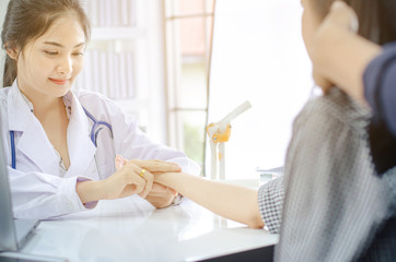 Obraz premium Professional doctor receiving patient in hospital