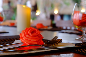 table de restaurant avec une rose