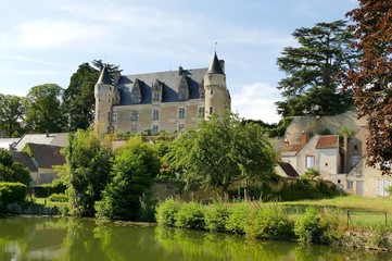 Fototapeta na wymiar Le château et le village de Montrésor au bord de la rivière Indrois