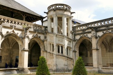 Fototapeta na wymiar Escalier extérieur du cloître de la Psalette à côté de la cathédrale Saint-Gatien à Tours 