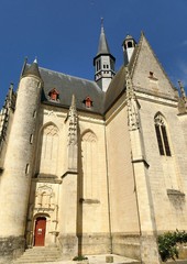 Façade et entrée de l’ancienne église collégiale Saint-Jean-Baptiste à Montrésor