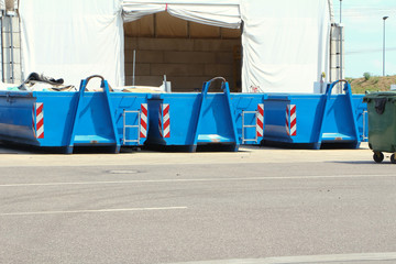 Große blaue Müllcontainer