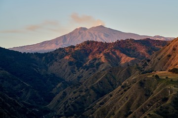 Vista del Vulcano Etna, com i calanchi della valle dell'Alcantara all'alba