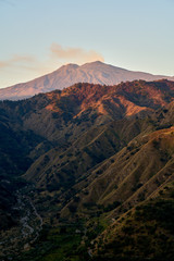 Fototapeta premium Vista del Vulcano Etna, com i calanchi della valle dell'Alcantara all'alba