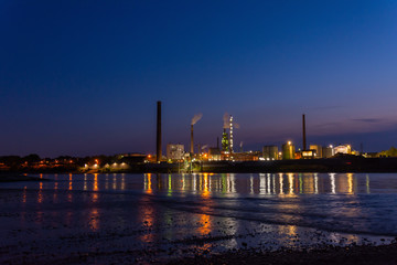 Obraz premium Industrieanlage bei Nacht