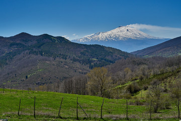 Fototapeta premium Il vulcano Etna innevato, visto dai monti Nebrodi