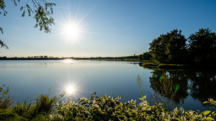 Soleil sur un lac dans les dombes