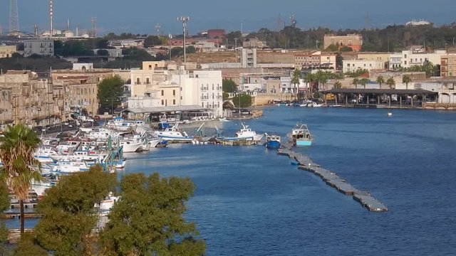 Taranto - Scorcio del lungomare del porto sul Mar Piccolo