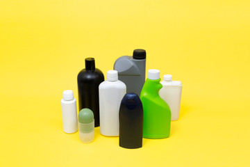 Tapones y botes de colores fabricados de plástico.	