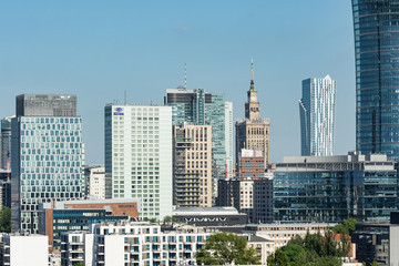 Nowoczesne wieżowce w Warszawie w słoneczny dzień, Polska