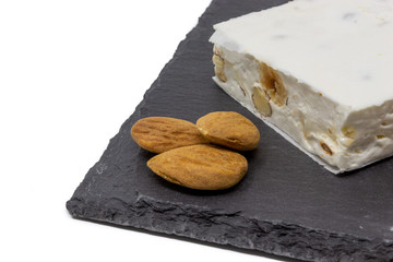 torrone di mandorle su ardesia e fondo bianco