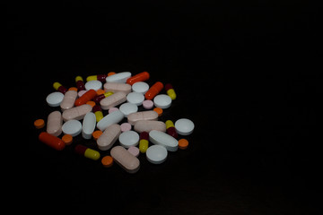 pildoras de medicamentos sobre mesa 
