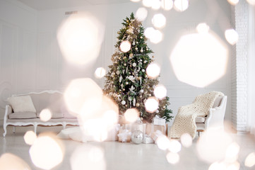 Fototapeta na wymiar Christmas tree with Christmas lights in the interior