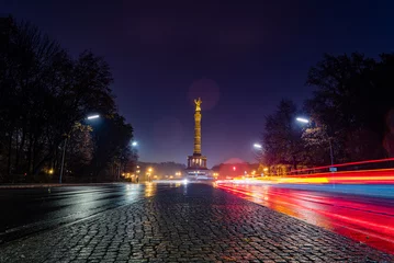  Overwinningskolom bij nacht, Berlijn bij nacht, stad bij nacht, auto& 39 s en onscherpte beweging, regenachtig weer in berlijn, lensflare, regendruppels op lens, lichtsporen © Ronny Rose