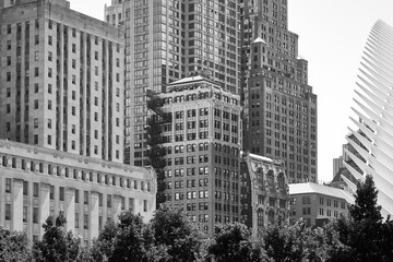 Schwarz-Weiß-Bild der vielfältigen Architektur von New York City.