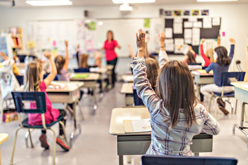 onderwijs en schoolconcept klein studentenmeisje dat op school studeert