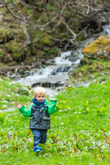 Naklejka na ściany i meble Junge, zwei Jahre, spielt am Wasser im Wald