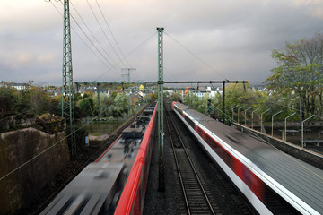 Fototapeta na wymiar Regionalbahn und Schnellzug auf Bahnstrecke bei Koblenz - Stockfoto