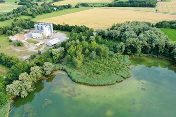 Zementwerk neben See
