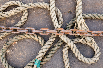 Fototapeta na wymiar Old hemp mooring rope and rusty chain image