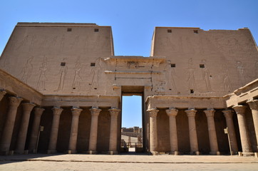 PYLÔNE ET COUR TEMPLE D'EDFOU III SIECLE AV J.C EGYPTE