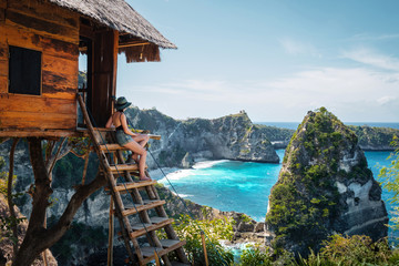 Traveler on Tree House at Diamond Beach, Nusa Penida Island, Bali, Indonesia - obrazy, fototapety, plakaty