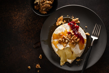 Baked camembert with walnuts and cranberries - obrazy, fototapety, plakaty