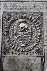 Pisa camposanto monumentale rilievo penitenti teschi