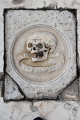 Pisa camposanto monumentale rilievo penitenti teschi