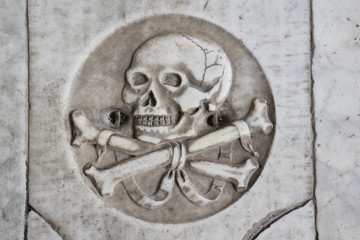Pisa camposanto monumentale rilievo penitenti teschi