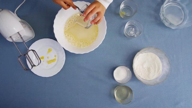dough, flour, making, preparation, bread, cooking, ingredient, food, kitchen, bakery, cook, home, mixing, pastry, table, cake, homemade, chef, bake, bowl, prepare, baker, closeup, recipe, kneading, wh