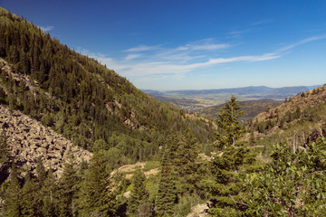 Fototapeta premium View of mountains and valleys near Fish Creek Falls in Colorado
