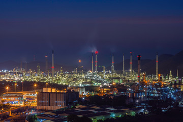 Fototapeta na wymiar Twilight scene of the petrochemical industry's refinery at twilight after sunset