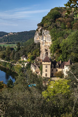 Fototapeta na wymiar La Roque Gageac (Dordogne, France) - Vallée de la Dordogne et le château de la Malatrie sur la commune de Vézac