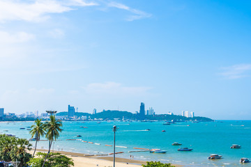 Obraz premium Beautiful landscape and sea ocean with white cloud and blue sky around Pattaya city