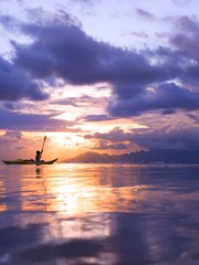 Silhouette navigant sur une pirogue