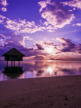 Bungalow sur pilotis au coucher de soleil